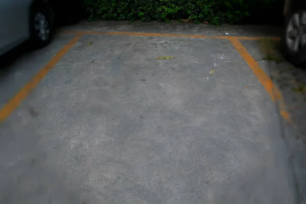 A imagem do estacionamento no parque de estacionamento durante o dia — Fotografia de Stock