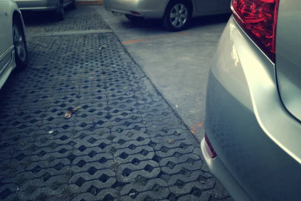 Het beeld van de auto parkeren in parkeergarage op overdag — Stockfoto