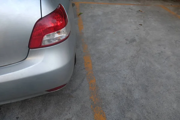 A imagem do estacionamento no parque de estacionamento durante o dia — Fotografia de Stock