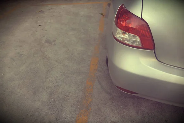 A imagem do estacionamento no parque de estacionamento durante o dia — Fotografia de Stock