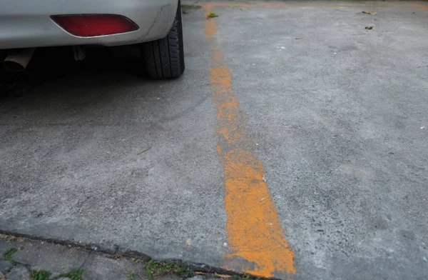 Het beeld van de auto parkeren in parkeergarage op overdag — Stockfoto