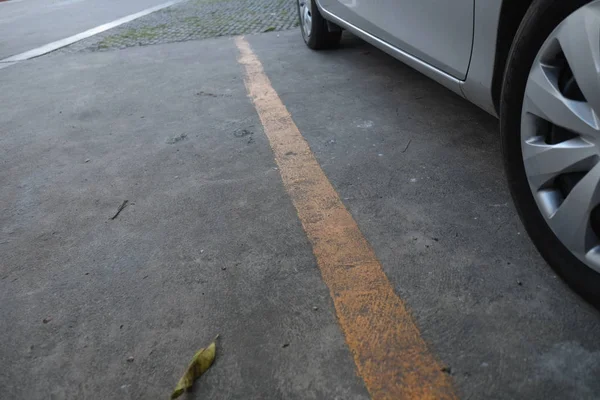 A imagem do estacionamento no parque de estacionamento durante o dia — Fotografia de Stock