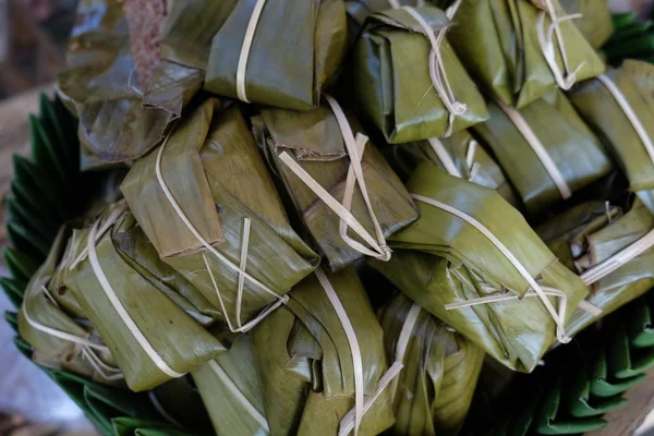 Bananenblatt umwickelter Reis, thailändisches Essen — Stockfoto