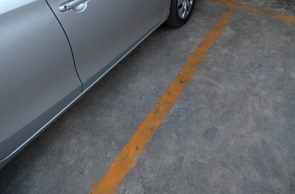 A imagem do estacionamento no parque de estacionamento durante o dia — Fotografia de Stock