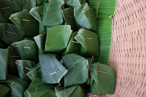 Klibbigt ris Thailändsk vaniljsås är thailändsk dessert som lindas in av banan le — Stockfoto