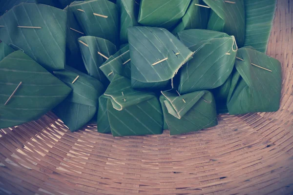 Thai dessert egg custard with sticky rice on banana leaf — Stock Photo, Image