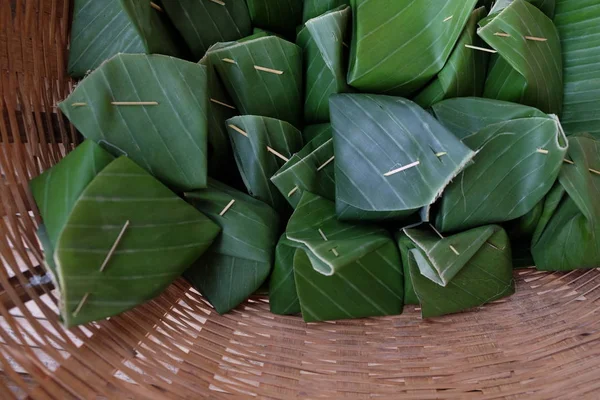 Thai dessert egg custard with sticky rice on banana leaf — Stock Photo, Image