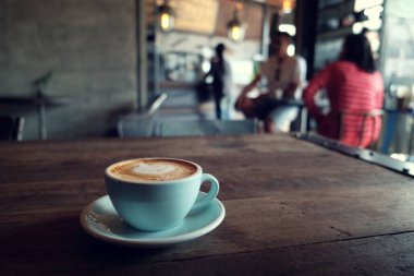 Kafedeki masada bir fincan kahve. Klasik tarz efekt resmi.