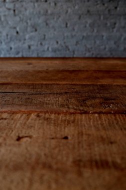 Ahşap masanın boş tepesi ya da kırsal tuğla dokusu arka planında izole edilmiş bir tezgah. Ürün gösterisi için