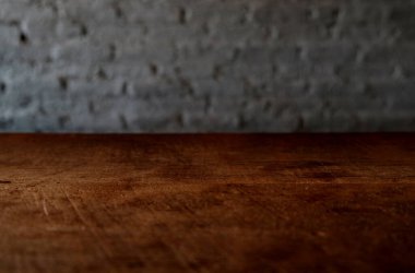Boş ahşap masanın tepesi ya da kırsal odak duvarlı duvar dokusu arka planında izole edilmiş bir tezgah. Ürün gösterisi için