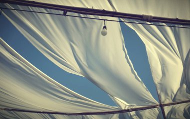 Beyaz kumaş dokusu, rüzgarın esintisi, uçan kumaş dokusu..