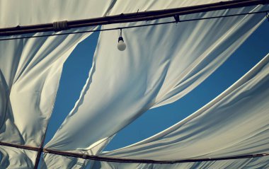 Beyaz kumaş dokusu, rüzgarın esintisi, uçan kumaş dokusu..