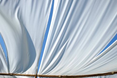 Beyaz kumaş dokusu, rüzgarın esintisi, uçan kumaş dokusu..