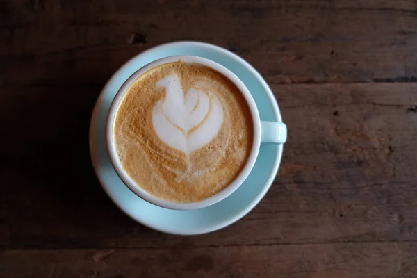 Cappuccino Latte Con Schiuma Schiumosa Top Tazza Caffè Blu Fondo — Foto Stock