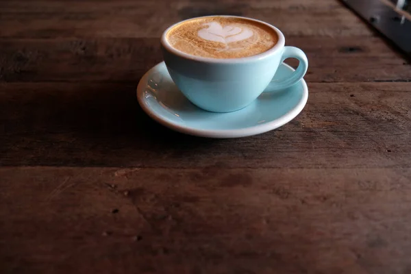 Cappuccino Latte Con Schiuma Schiumosa Top Tazza Caffè Blu Fondo — Foto Stock