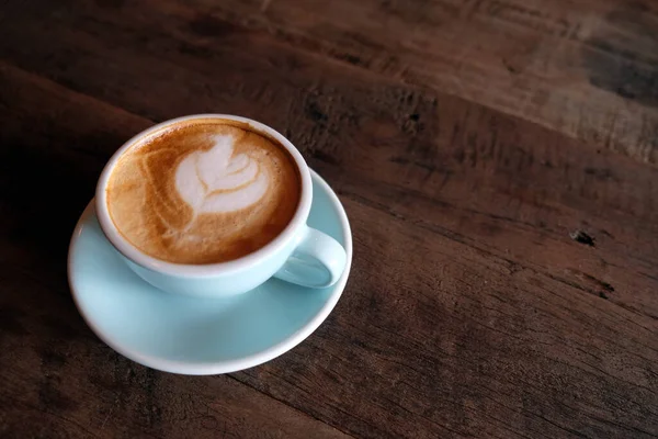 Cappuccino Latte Com Espuma Espumosa Top Xícara Café Azul Fundo — Fotografia de Stock