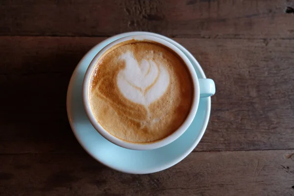 Cappuccino Latte Con Schiuma Schiumosa Top Tazza Caffè Blu Fondo — Foto Stock