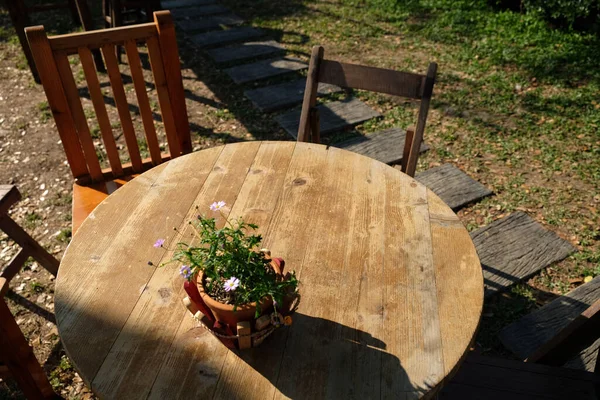 木製の椅子とテーブルの屋外緑の自然背景とレジャーコーナー — ストック写真