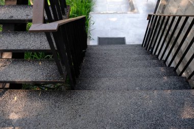 Modern merdivenler, güçlendirilmiş beton binadaki merdivenler binanın içindeki ahşap korkuluklar ofis binasındaki yeni beton merdivenler.