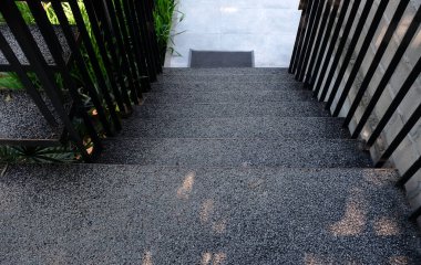 Modern merdivenler, güçlendirilmiş beton binadaki merdivenler binanın içindeki ahşap korkuluklar ofis binasındaki yeni beton merdivenler.