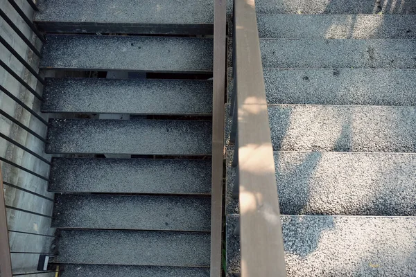 Современная Лестница Лестницы Железобетонном Здании Деревянные Перила Внутри Здания Новые — стоковое фото