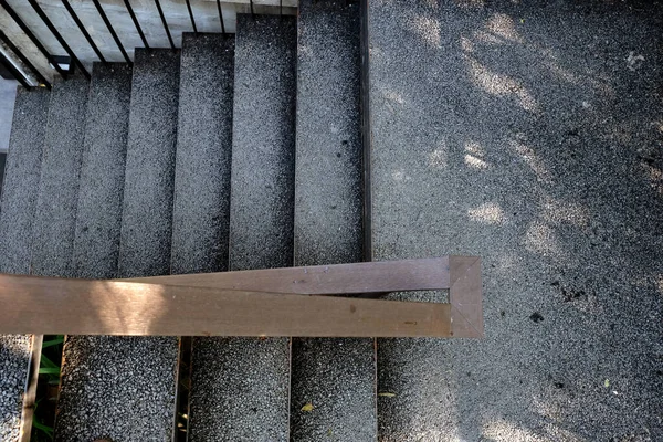 Modernes Treppenhaus Treppen Stahlbetonbau Holzgeländer Gebäude Neue Betontreppen Bürogebäude — Stockfoto