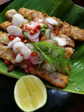Kızarmış balık acılı. Tayland stili.