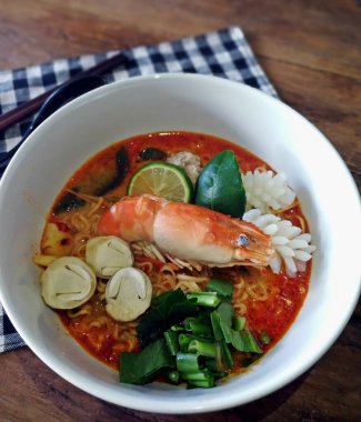 Tom yum kung (Tayland mutfağı), erişteli Tom Yum Kung çorbası. Tom yer elması Tayland 'da tipik bir baharatlı berrak çorbadır.