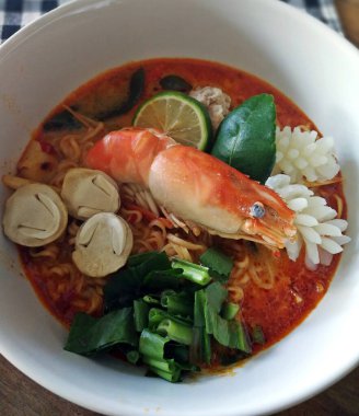 Tom yum kung (Tayland mutfağı), erişteli Tom Yum Kung çorbası. Tom yer elması Tayland 'da tipik bir baharatlı berrak çorbadır.