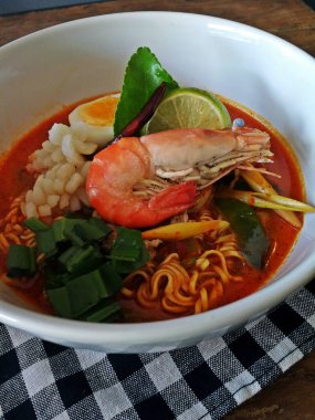 Tom yum kung (Tayland mutfağı), erişteli Tom Yum Kung çorbası. Tom yer elması Tayland 'da tipik bir baharatlı berrak çorbadır.
