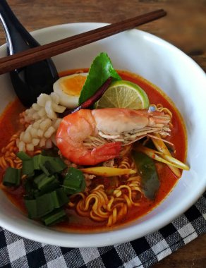 Tom yum kung (Tayland mutfağı), erişteli Tom Yum Kung çorbası. Tom yer elması Tayland 'da tipik bir baharatlı berrak çorbadır.
