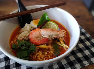 Tom yum kung (Tayland mutfağı), erişteli Tom Yum Kung çorbası. Tom yer elması Tayland 'da tipik bir baharatlı berrak çorbadır.
