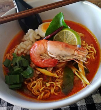 Tom yum kung (Tayland mutfağı), erişteli Tom Yum Kung çorbası. Tom yer elması Tayland 'da tipik bir baharatlı berrak çorbadır.