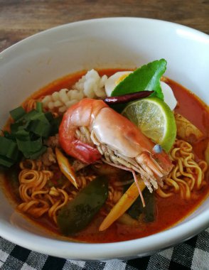 Tom yum kung (Tayland mutfağı), erişteli Tom Yum Kung çorbası. Tom yer elması Tayland 'da tipik bir baharatlı berrak çorbadır.