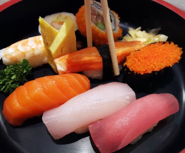 Tek kişilik renkli ve sağlıklı suşi seti.