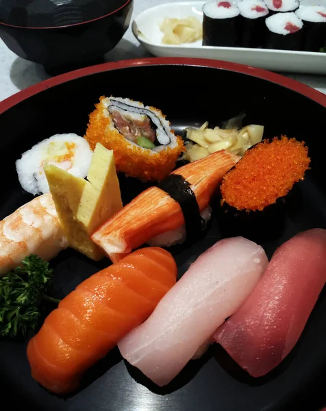 Japońska Restauracja Kolorowe Zdrowe Sushi Zestaw Dla Jednej Osoby — Zdjęcie stockowe