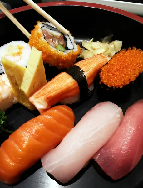 一人用日本料理店 カラフルで健康的な寿司セット — ストック写真