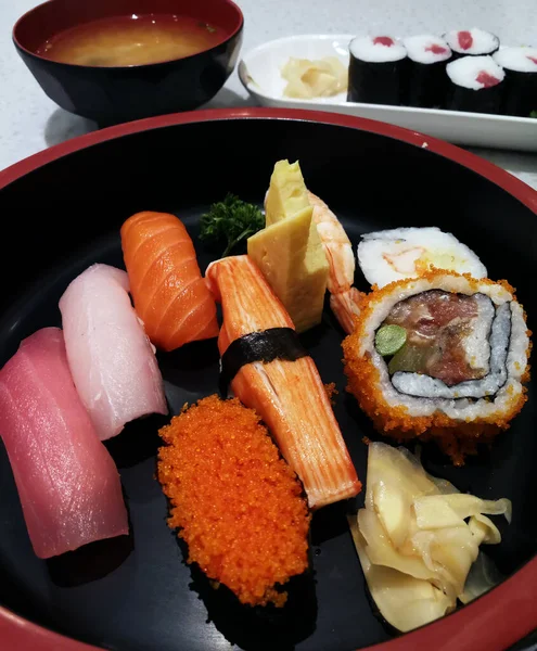 Japońska Restauracja Kolorowe Zdrowe Sushi Zestaw Dla Jednej Osoby — Zdjęcie stockowe