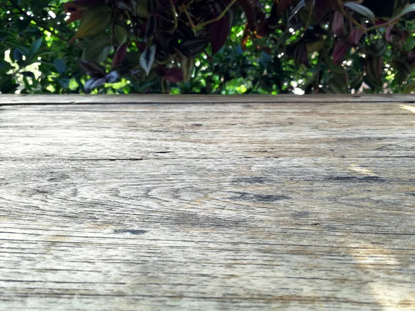Κενό Ξύλινο Τραπέζι Κορυφή Θαμπάδα Αφηρημένο Πράσινο Από Τον Κήπο — Φωτογραφία Αρχείου
