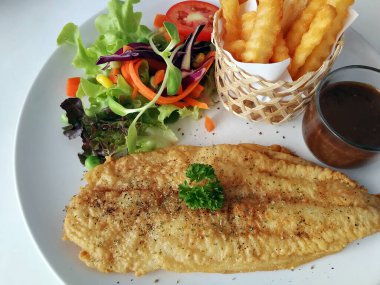 Kızarmış Dolly Balık Bifteği ve patates kızartması.