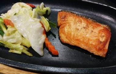 Izgarada sebzeli somon bifteği.