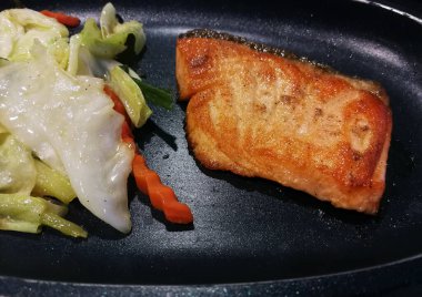 Izgarada sebzeli somon bifteği.