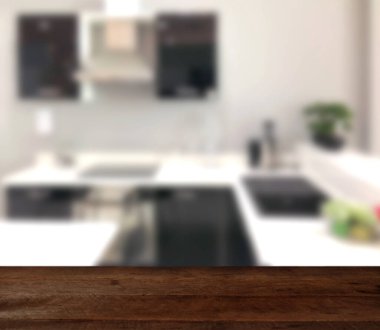 Modern oturma odasının içindeki ahşap masa ürünlerinizi görüntülemek ya da montajlamak için kullanılabilir