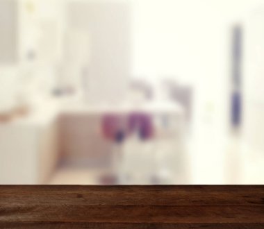Modern oturma odasının içindeki ahşap masa ürünlerinizi görüntülemek ya da montajlamak için kullanılabilir