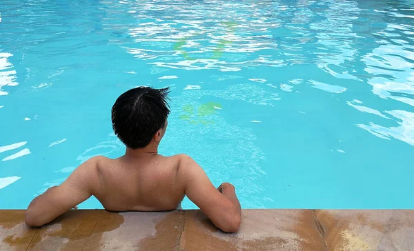 リゾートのプールでリラックスした男 リラックスしたコンセプト — ストック写真