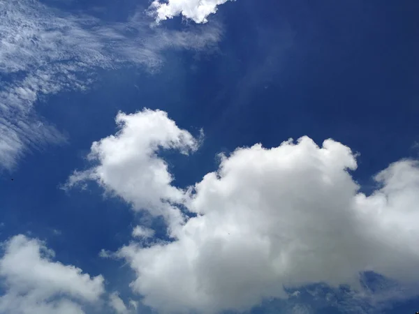 Білі Пухнасті Хмари Фоном Блакитне Небо — стокове фото