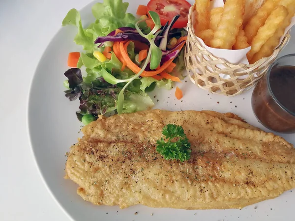 Bife Peixe Dolly Frito Profundo Com Batatas Fritas Conjunto — Fotografia de Stock