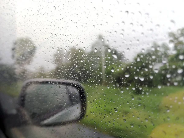 Regentropfen Auf Die Autoscheibe Mit Straße Der Regenzeit Abstrakter Hintergrund — Stockfoto