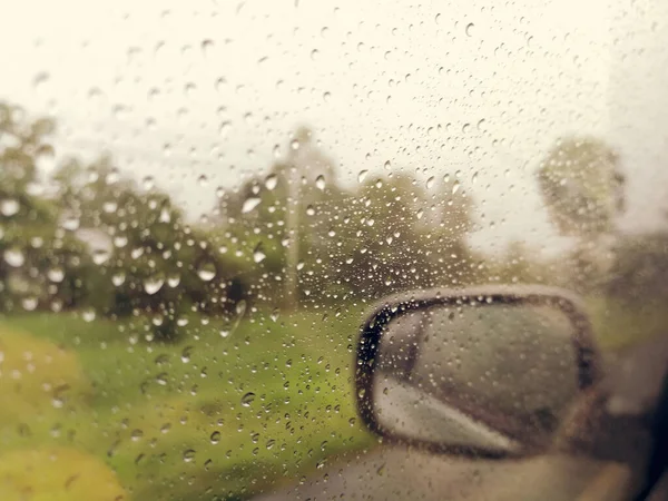 Gotas Lluvia Ventana Vidrio Del Coche Con Carretera Temporada Lluvias — Foto de Stock