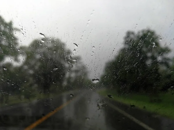 Gotas Lluvia Ventana Vidrio Del Coche Con Carretera Temporada Lluvias — Foto de Stock